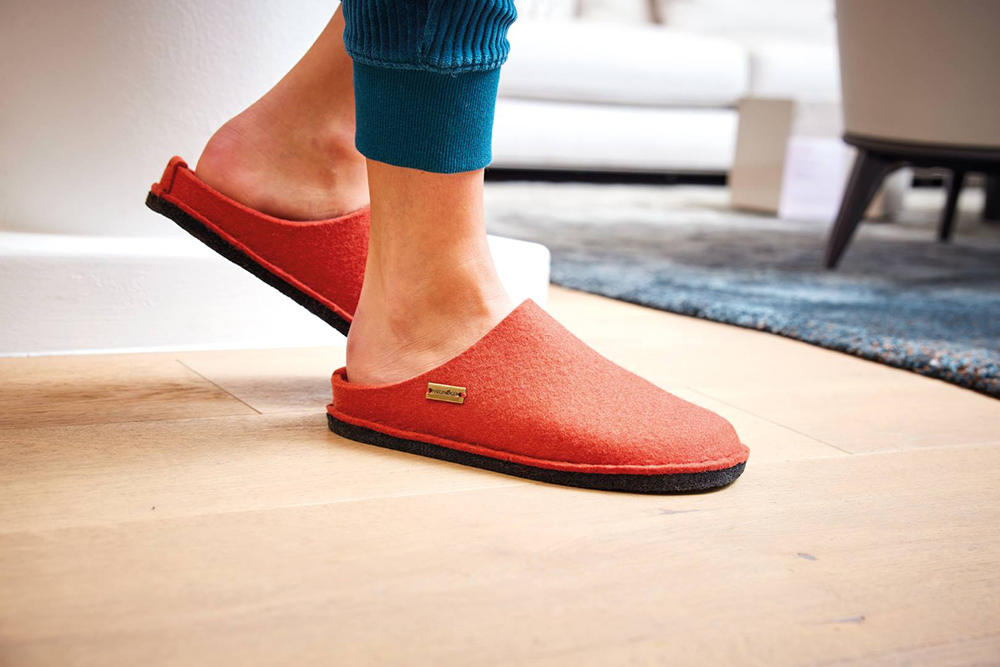 Dames vilten pantoffels van stevige rode wolvilt met een comfortabele pasvorm en natuurlijke warmte voor gezellige comfort thuis.