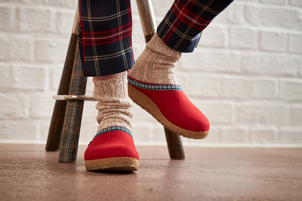 Haflinger dames viltclogs van pure scheerwol in krachtig rood met anatomisch kurken voetbed en gezellig comfort voor warme voeten thuis.