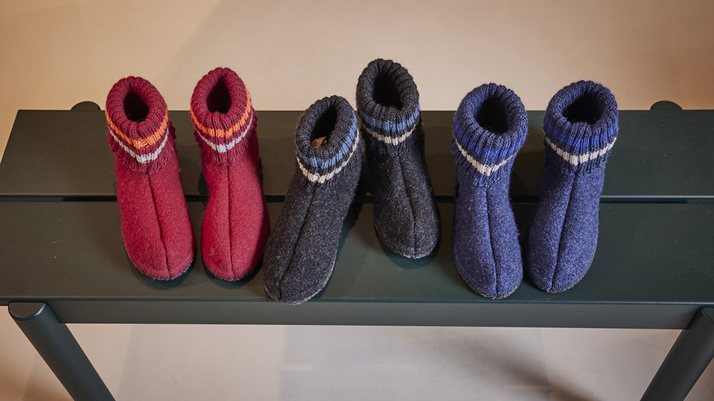 Haflinger Damen Hüttenschuhe aus weichem Wollwalk mit hohem Schaft und gemütlichem Komfort für warme Füße an kalten Tagen zuhause.