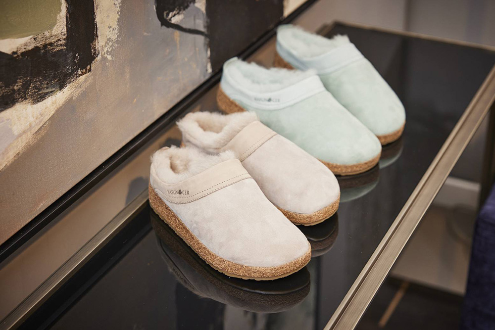 Haflinger Damen Lammfell Hausschuhe mit kuscheligem Lammfellfutter, anatomischem Korkfußbett und warmem Komfort für gemütliche Stunden zuhause.
