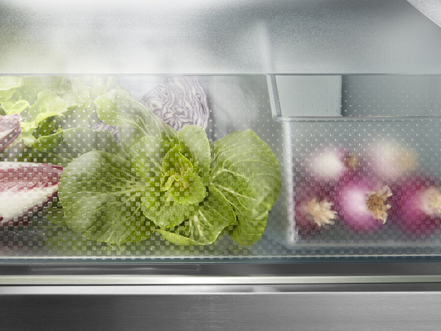 Feiner Kaltnebel strömt über frisches Gemüse in einer BioFresh-Professional-Schublade.
