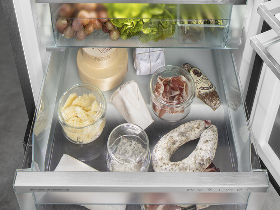 BioFresh-Schublade mit Käse, Wurst und Milchprodukten bei niedriger Luftfeuchtigkeit.