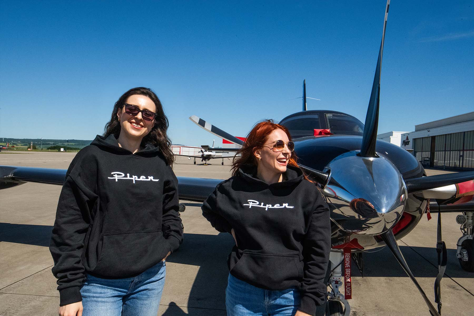 Verschiedene Blickwinkel auf den Piper Hoodie. Im Hintergrund sind jeweils verschiedene Teile einer Piper M700 erkennbar.
