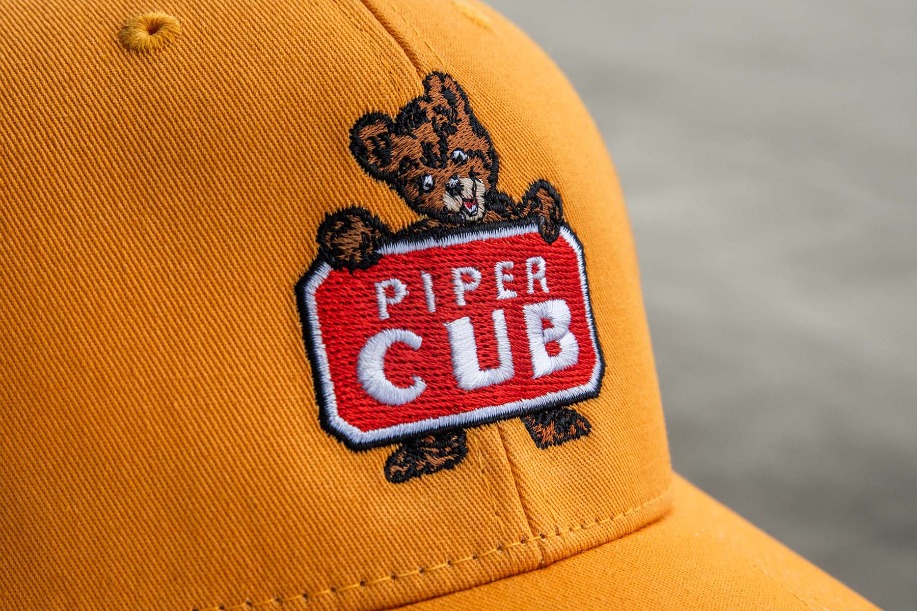 Detail Aufnahme einer gelben Piper Cub Cap