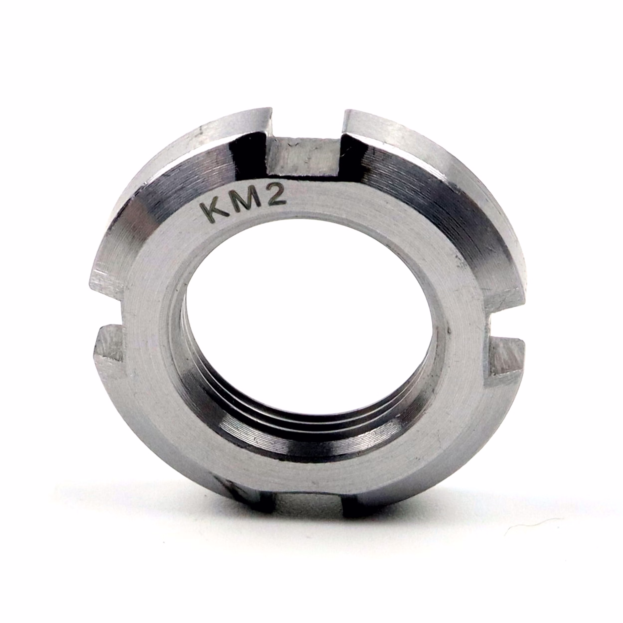 Contratuerca KM2 15x25x5mm, DIN 981, fijación eje-cubo, contratuerca métrica roscada, uso con arandela de seguridad DIN 5406, ideal para ejes y conjuntos de cajas de cambios PP190003 Descubra la contratuerca Parts and Parts según DIN 981, ideal para asegurar conexiones eje-cubo en sistemas mecánicos. Con un gran diámetro interior para facilitar el montaje y una fuerte presión de contacto axial, garantiza un posicionamiento seguro de en