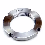 Dado con scanalatura KM7 35x52x8mm secondo DIN 981 PP190005 Il controdado viene utilizzato per fissare le connessioni albero-mozzo, ad esempio una ruota dentata su un albero, applicando una pressione assiale.