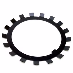 Piastra di bloccaggio MB27 135x185x2mm secondo DIN 5406 PP180008 Le rondelle di sicurezza a norma DIN 5406 sono componenti speciali utilizzati per fissare i dadi per alberi, in particolare i controdadi a norma DIN 981 KM, e altri componenti sugli alberi.