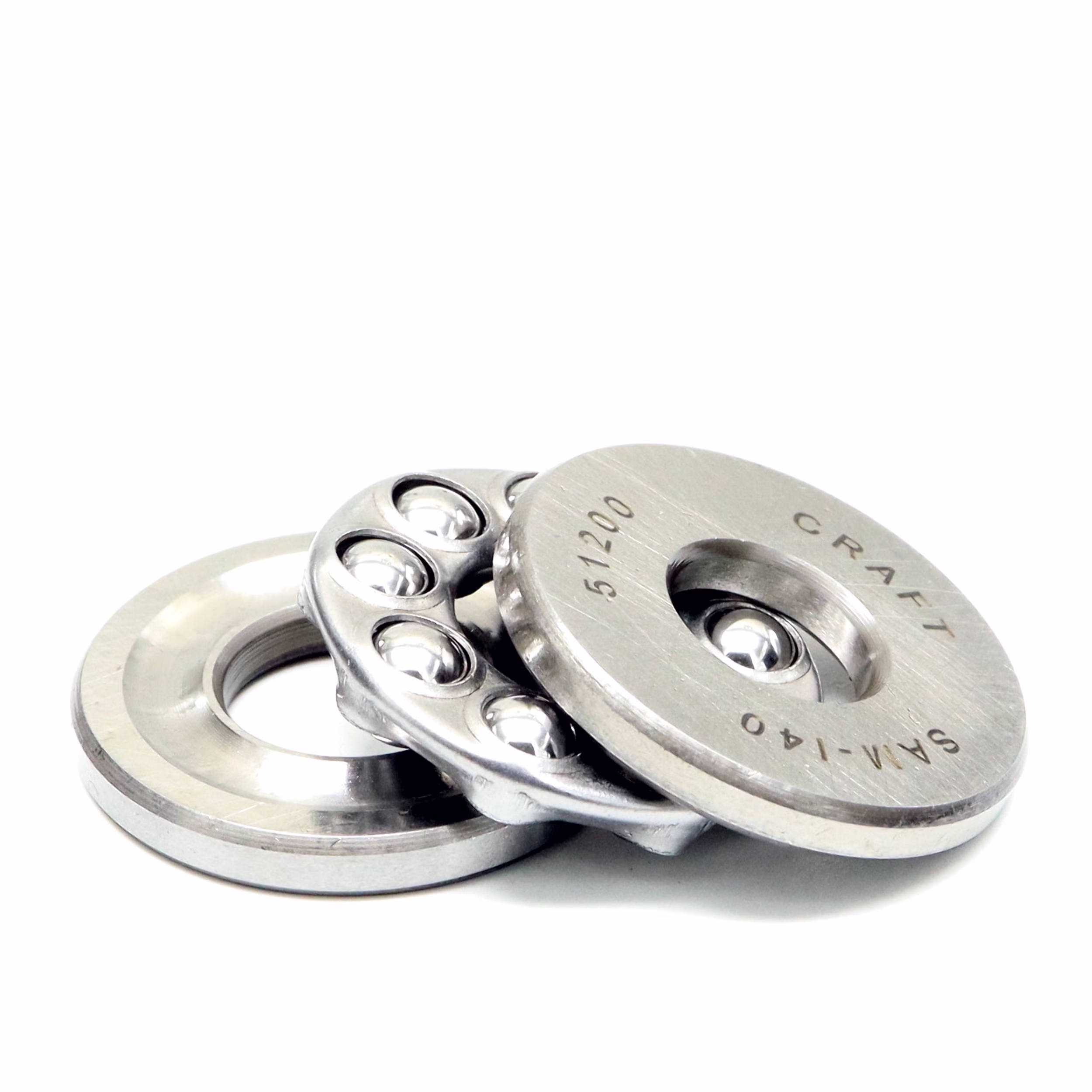 Cuscinetti assiali radiali a sfere 51200 10x26x11 secondo DIN 711 PP170031 I cuscinetti assiali a sfere a gola profonda sono unità preassemblate in grado di supportare elevate forze assiali. Sono costituiti da varie parti, come la rondella dell'albero, la rondella dell'alloggiamento, il gruppo sfera e gabbia e la rondella, che po