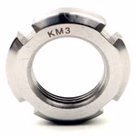 Dado KM3 17x28x5mm, DIN 981, fissaggio albero-mozzo, dado filettato metrico, da utilizzare con rondella DIN 5406, ideale per alberi e gruppi di ingranaggi PP190013 Scoprite il controdado Parts and Parts a norma DIN 981, ideale per fissare le connessioni albero-mozzo nei sistemi meccanici. Grazie all'ampio diametro interno che facilita il montaggio e alla forte pressione di contatto assiale, garantisce un posizionamen