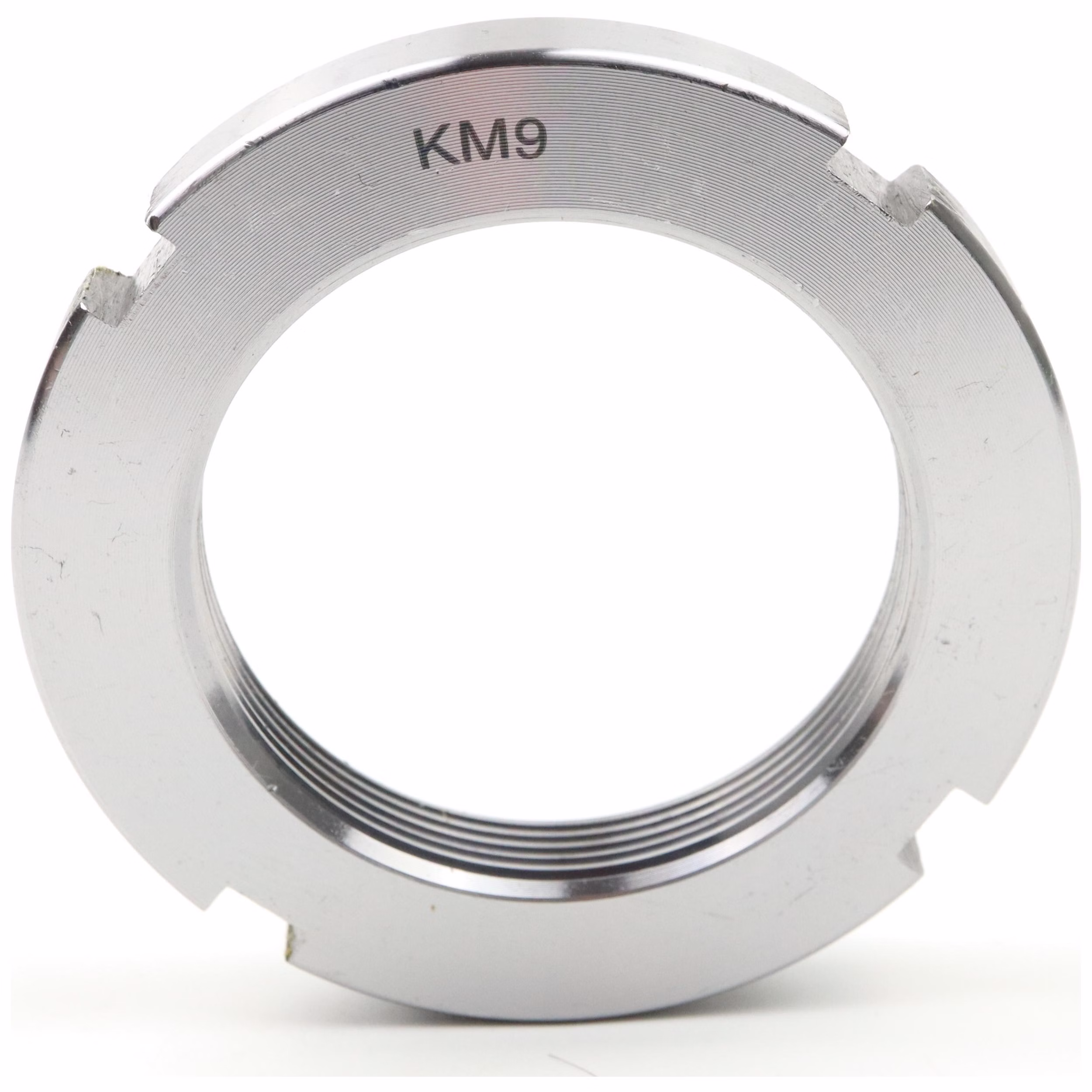 Dado KM9 45x65x10mm, DIN 981, fissaggio albero-mozzo, dado filettato metrico, da utilizzare con rondella DIN 5406, ideale per alberi e gruppi di ingranaggi PP190014 Scoprite il controdado Parts and Parts a norma DIN 981, ideale per fissare le connessioni albero-mozzo nei sistemi meccanici. Grazie all'ampio diametro interno che facilita il montaggio e alla forte pressione di contatto assiale, garantisce un posizionamen