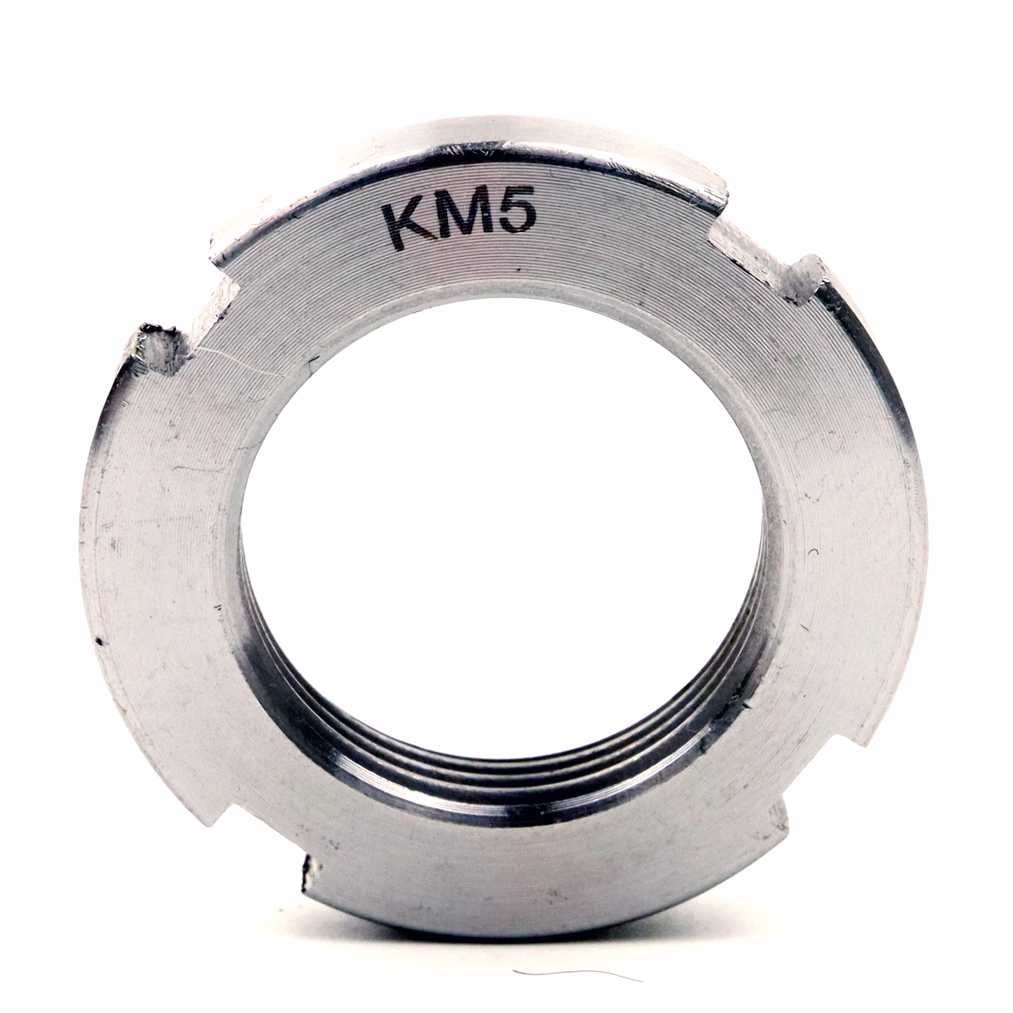 Dado KM5 25x38x7mm, DIN 981, fissaggio albero-mozzo, dado filettato metrico, da utilizzare con rondella DIN 5406, ideale per alberi e gruppi di ingranaggi PP190015 Scoprite il controdado Parts and Parts a norma DIN 981, ideale per fissare le connessioni albero-mozzo nei sistemi meccanici. Grazie all'ampio diametro interno che facilita il montaggio e alla forte pressione di contatto assiale, garantisce un posizionamen