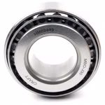 Scoprite il cuscinetto a rulli conici per impieghi gravosi DIN 720 ISO 355 per applicazioni industriali e automobilistiche. Grazie ai corpi volventi conici, offre elevata resistenza, basso attrito e lunga durata. Ideale per carichi radiali e assiali elevat
