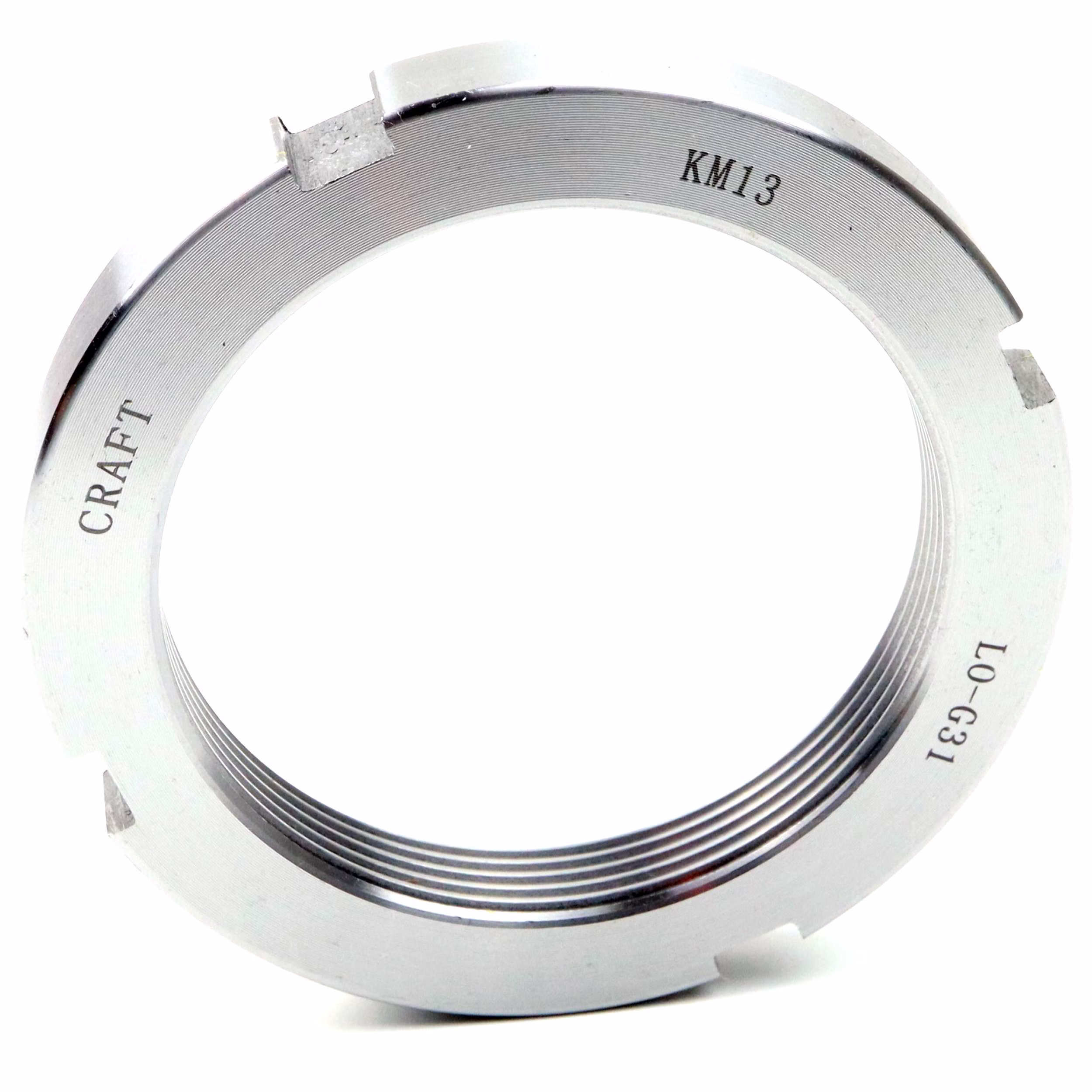 Dado KM13 65x85x12mm, DIN 981, fissaggio albero-mozzo, dado filettato metrico, da utilizzare con rondella DIN 5406, ideale per alberi e gruppi di ingranaggi PP190017 Scoprite il controdado Parts and Parts a norma DIN 981, ideale per fissare le connessioni albero-mozzo nei sistemi meccanici. Grazie all'ampio diametro interno che facilita il montaggio e alla forte pressione di contatto assiale, garantisce un posizionamen