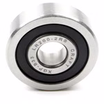 Die Laufrolle LR200 2RS 10x32x9mm ist eine hochwertige, einreihige Laufrolle, die auf der bewährten Konstruktion eines Rillenkugellagers basiert. Sie wurde speziell für Anwendungen entwickelt, bei denen sowohl hohe radiale als auch axiale Belastungen auftr