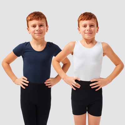 Jungen in schwarzer und weißer Tanzkleidung für Jungenballett