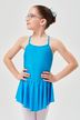 Ein junges Mädchen in einem blauen Ballettbody und steht mit den Händen in den Hüften und blickt zur Seite. 1