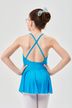 Mädchen mit Dutt und blauem Ballettkleid mit gekreuzten Trägern 2