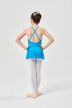 Ein Mädchen in einem blauen Ballett-Outfit und weißen Strumpfhosen steht mit den Händen in den Hüften und blickt von der Kamera weg. 4
