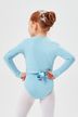 Ein junges Mädchen in einem blauen Ballettbody und weißen Strumpfhosen steht mit den Händen in den Hüften 2