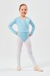 Lächelndes junges Mädchen in einem hellblauen Ballett-Outfit und weißen Strumpfhosen 3