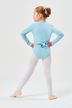Ein junges Mädchen in einem blauen Ballettbody und weißen Strumpfhosen steht in einer Ballettpose 4