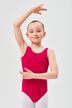 Ein junges Mädchen in einem rosa Ballettbody und weißen Strumpfhosen posiert in einer Ballettposition. 1
