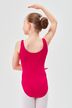 Ein junges Mädchen in einem rosa Ballettbody und weißen Strumpfhosen steht in einer Ballettpose 2