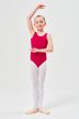 Ein junges Mädchen in einem roten Ballettbody und weißen Strumpfhosen posiert in einer Ballettposition. 3