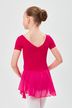 Ein junges Mädchen in einem rosa Ballettkleid und weißen Strumpfhosen steht mit abgewandtem Gesicht und den Händen hinter dem Rücken da. 2
