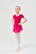 Ein kleines Kind in einem rosa Ballett-Outfit und weißen Strumpfhosen steht in einer Ballettpose. 3
