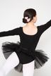 Eine junge Balletttänzerin in einem schwarzen Ballettbody und Tutu und mit einer rosa Schleife im Haar posiert. 2