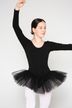 Eine junge Ballerina in einem schwarzen Ballettbody und Tutu posiert mit einem erhobenen Arm. 1