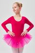 Ein junges Mädchen in einem leuchtend rosa Ballettbody und Tutu steht mit den Händen in den Hüften. 1