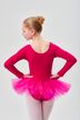 Eine junge Balletttänzerin in einem rosa Ballettbody und Tutu steht mit den Händen in den Hüften und blickt von der Kamera weg. 2