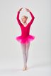 Junge Balletttänzerin in einem leuchtend rosa Tutu und einem langärmeligen Ballettbody posiert mit erhobenen Armen. 3