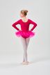 Ein junges Mädchen in einem rosa Ballettbody und Tutu steht in einer Ballettpose und blickt von der Kamera weg. 4