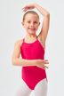 Ein junges Mädchen in einem roten Ballettbody und weißen Strumpfhosen posiert mit erhobenem Arm und lächelt in die Kamera. 1