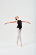Balletttänzerin in schwarzem Ballettbody und weißen Strumpfhosen posiert mit ausgestreckten Armen. 3