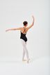 Balletttänzerin in schwarzem Ballettbody und weißen Strumpfhosen posiert auf Zehenspitzen. 4