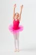 Junges Mädchen in einem rosa Tutu und Ballettschuhen steht mit erhobenen Armen. 1