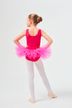 Ein junges Mädchen in einem rosa Tutu und Ballettbody steht mit den Händen in den Hüften und blickt von der Kamera weg. 4