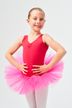 Ein junges Mädchen in einem rosa Tutu und einem roten Ballettbody steht mit den Händen in den Hüften und lächelt in die Kamera. 2