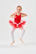 Ein junges Mädchen in einem roten Tutu 6