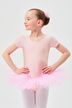 Ein junges Mädchen in einem rosa Ballett-Outfit und Tutu steht mit den Händen in den Hüften und blickt zur Seite. 1