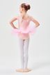Ein junges Mädchen in einem rosa Ballettbody 4