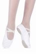 Person in weißen Ballettschuhen und hellen Strumpfhosen 3