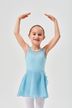 Junges Mädchen in einem hellblauen Ballett-Outfit posiert mit erhobenen Armen. 1