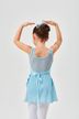 Ein junges Mädchen in einem blauen Ballett-Outfit steht mit erhobenen Armen vor einem schlichten Hintergrund 2