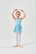 Ein junges Mädchen in einem blauen Ballett-Outfit steht in erster Position mit über dem Kopf erhobenen Armen. 3