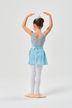 Eine junge Ballerina in einem blauen Outfit blickt abgewandt in einer Ballettpose mit über dem Kopf erhobenen Armen. 4